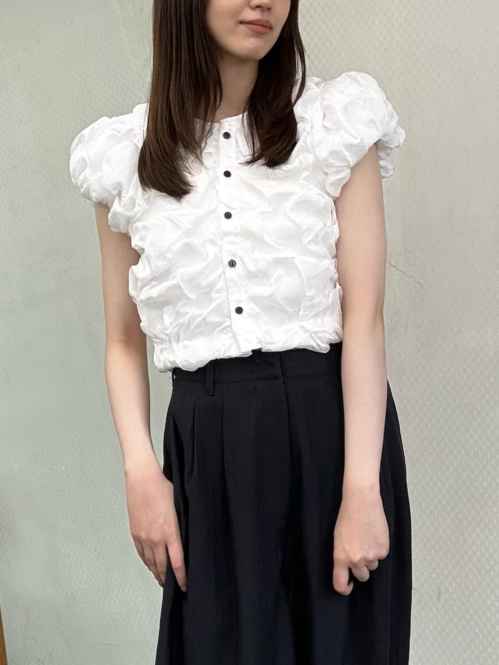 ホワイト系のシャツ/ブラウス、ホワイト系のシャツ/ブラウス、ブラック系のサンダルを着用したレディースの夏コーディネートの3枚目の写真