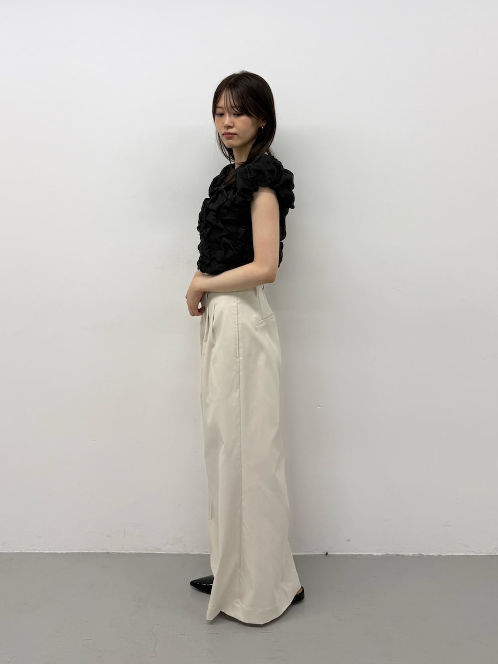 ブラック系のシャツ/ブラウス、ブラック系のシャツ/ブラウス、ホワイト系のチノパンツを着用したレディースの夏コーディネートの2枚目の写真
