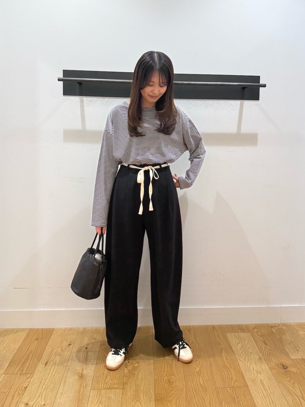 ブラック系のTシャツ/カットソー、ブラック系のその他パンツ、ブラック系のその他パンツを着用したレディースの春コーディネートの2枚目の写真