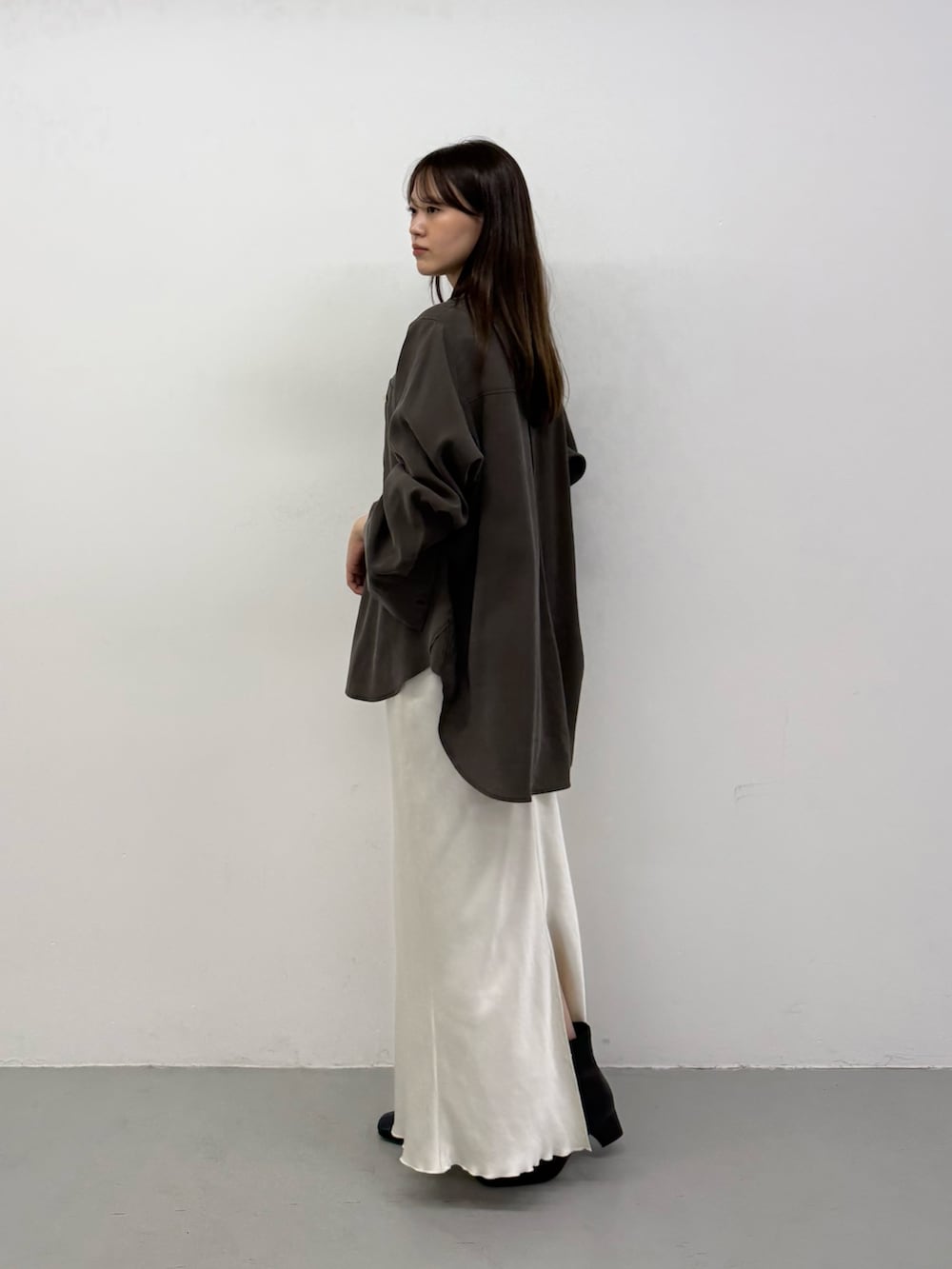 ブラウン系のシャツ/ブラウス、ブラウン系のシャツ/ブラウス、ホワイト系のスカートを着用したレディースの秋コーディネートの2枚目の写真