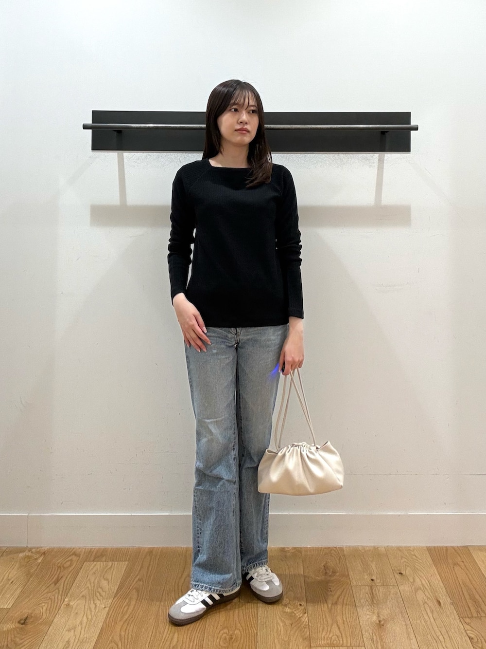 ブラック系のTシャツ/カットソー、ホワイト系のショルダーバッグを着用したレディースの春コーディネートの2枚目の写真