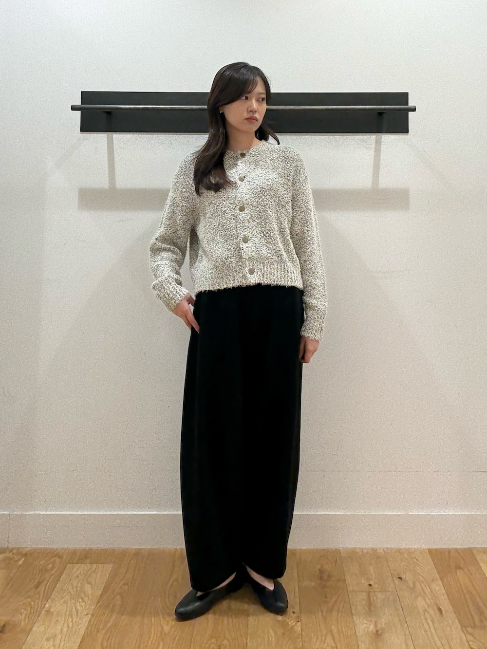 ホワイト系のカーディガン/ボレロ、ホワイト系のカーディガン/ボレロ、ブラック系のその他パンツを着用したレディースの冬コーディネートの5枚目の写真
