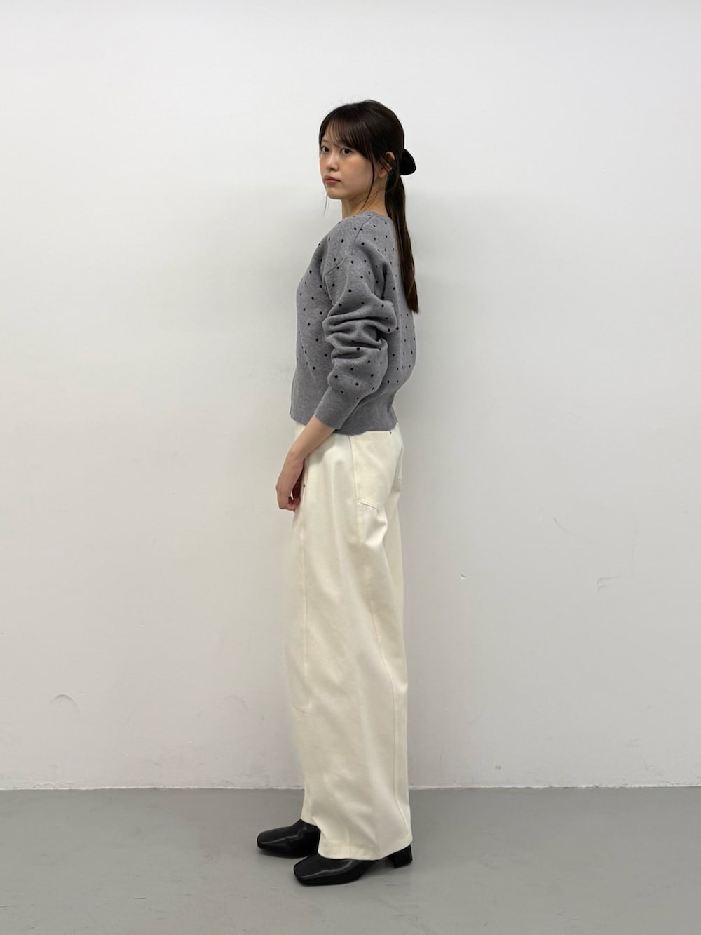 グレー系のカーディガン/ボレロ、グレー系のカーディガン/ボレロ、ホワイト系のその他パンツを着用したレディースの秋コーディネートの2枚目の写真
