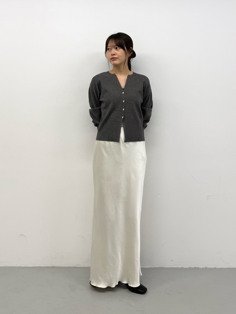 グレー系のカーディガン/ボレロ、グレー系のカーディガン/ボレロ、ホワイト系のスカートを着用したレディースの秋コーディネートの4枚目の写真