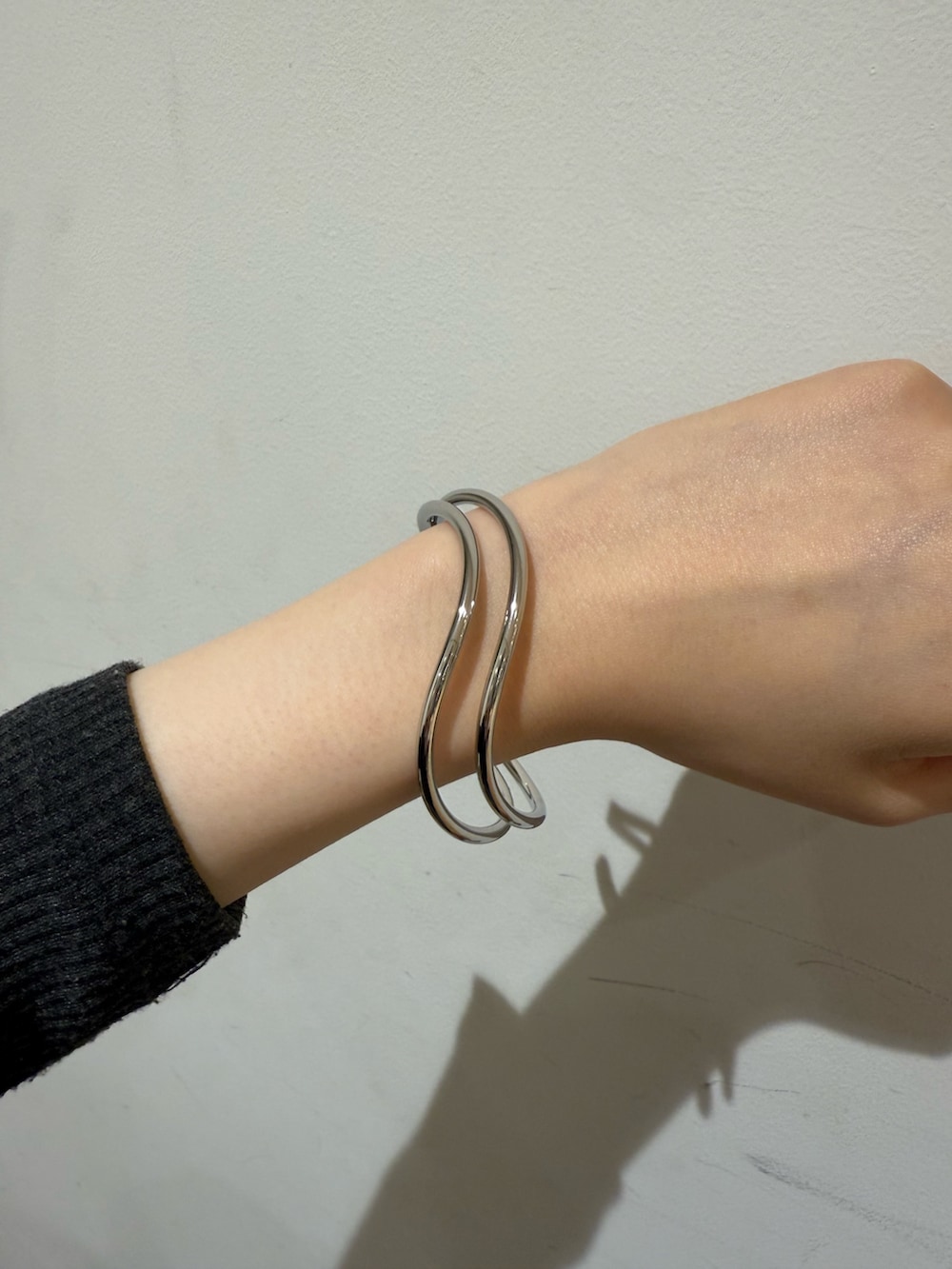 シルバー系のブレスレットを着用したレディースの春コーディネートの2枚目の写真