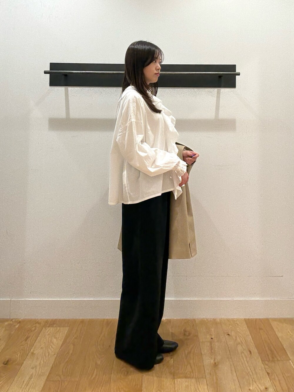 ベージュ系のその他アウター、ベージュ系のその他アウター、ホワイト系のシャツ/ブラウスを着用したレディースの冬コーディネートの8枚目の写真