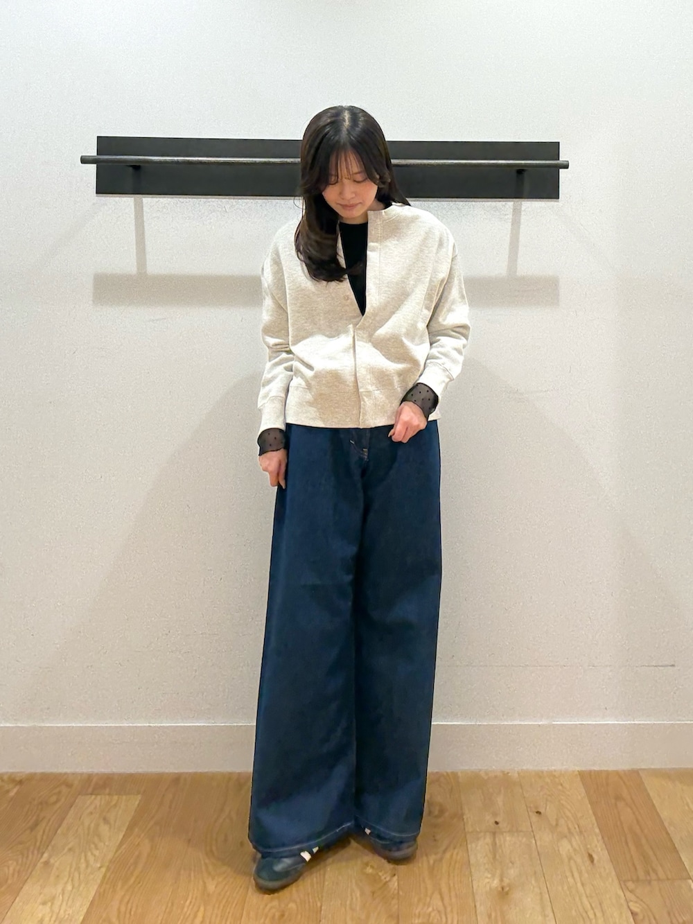 ベージュ系のカーディガン/ボレロ、ベージュ系のカーディガン/ボレロ、ブラック系のTシャツ/カットソーを着用したレディースの冬コーディネートの3枚目の写真