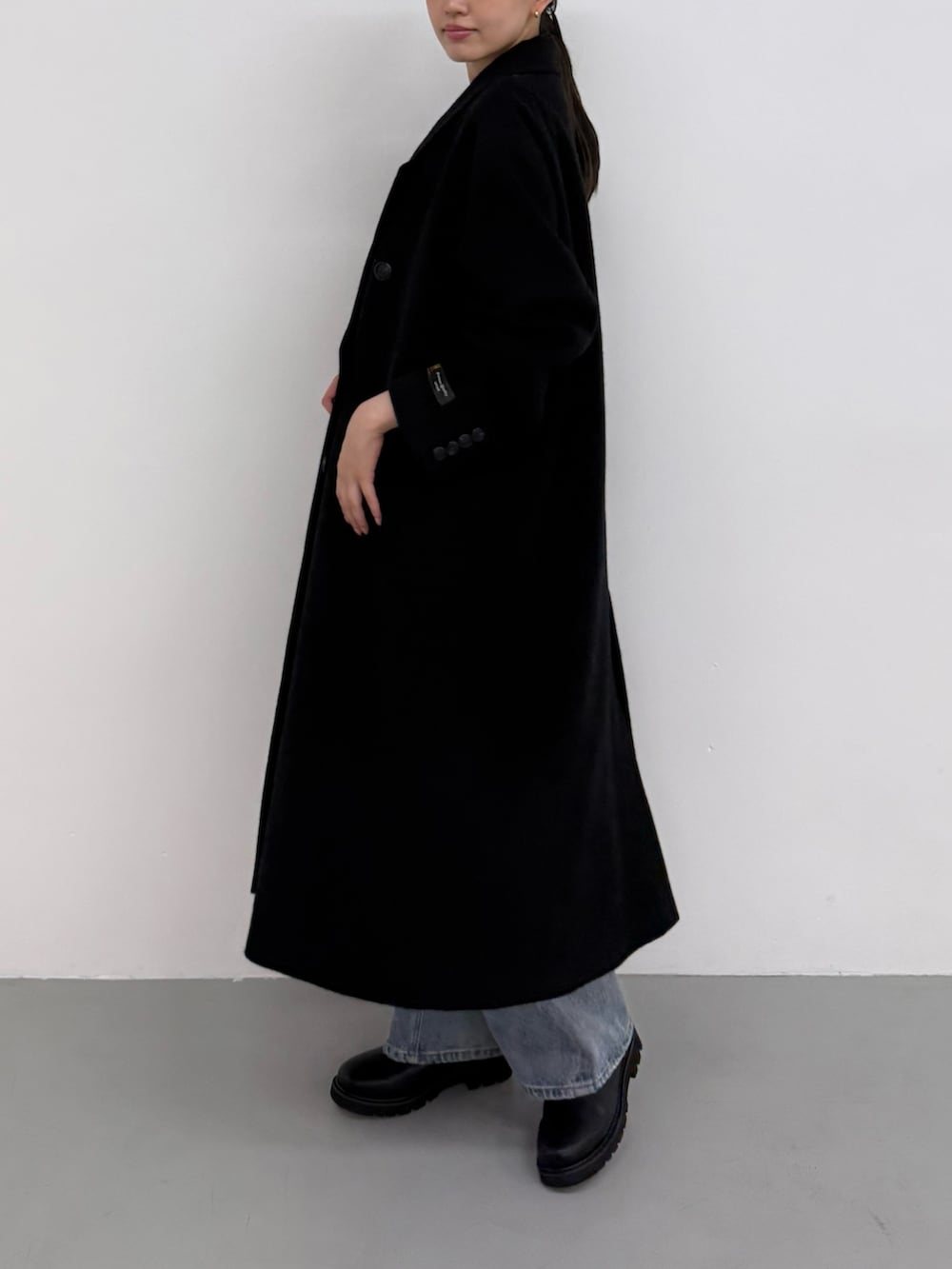 ブラック系のその他アウター、ブルー系のデニムパンツ、ブルー系のデニムパンツを着用したレディースの夏コーディネートの3枚目の写真