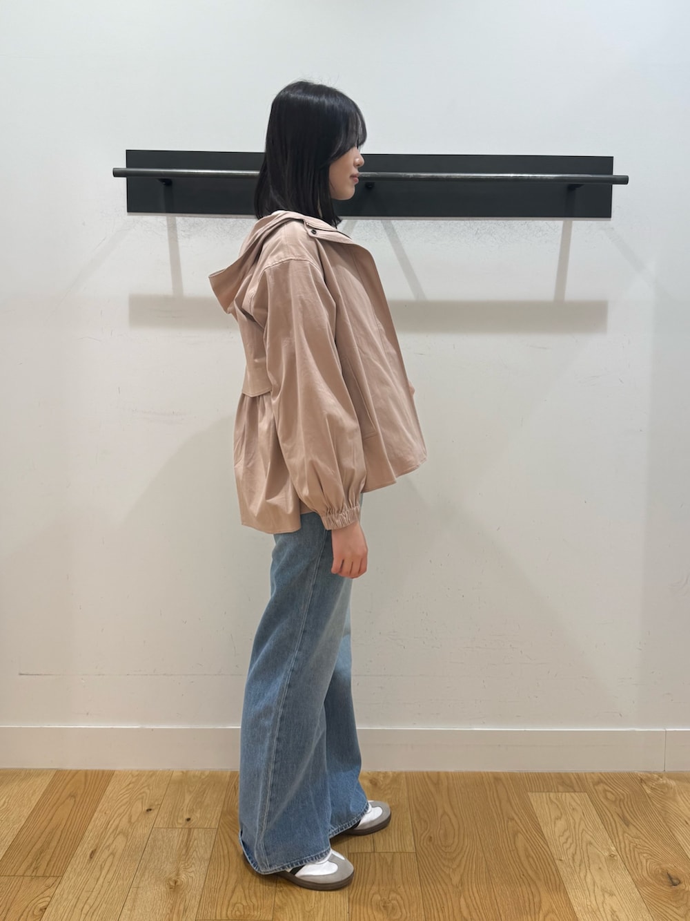 ベージュ系のその他アウター、ベージュ系のその他アウター、ブラック系のTシャツ/カットソーを着用したレディースの春コーディネートの2枚目の写真