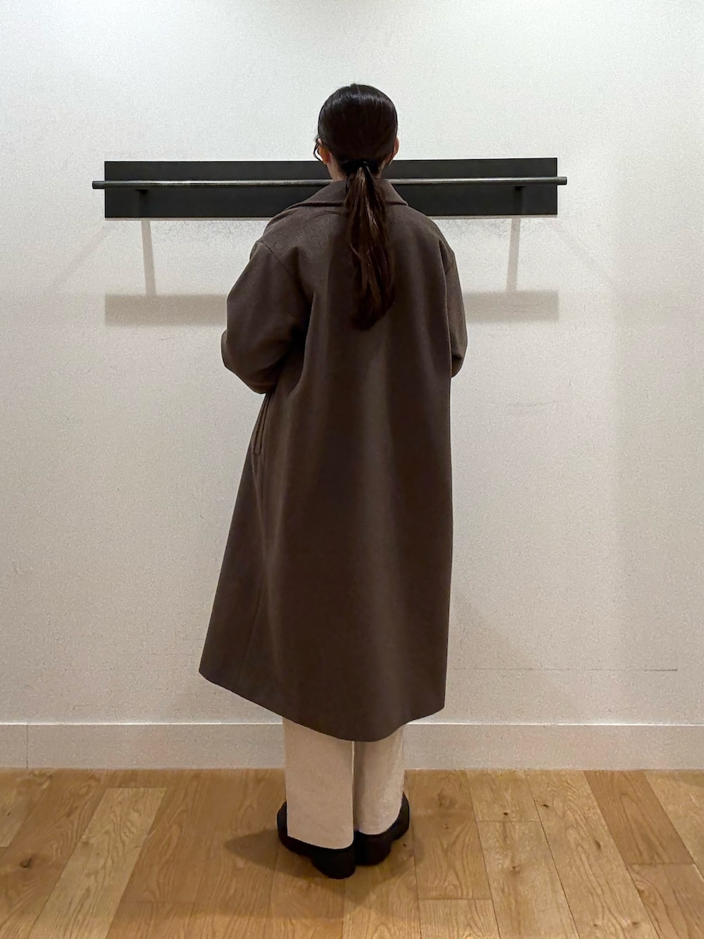 ブラウン系のその他アウター、グレー系のニット/セーター、グレー系のニット/セーターを着用したレディースの冬コーディネートの2枚目の写真