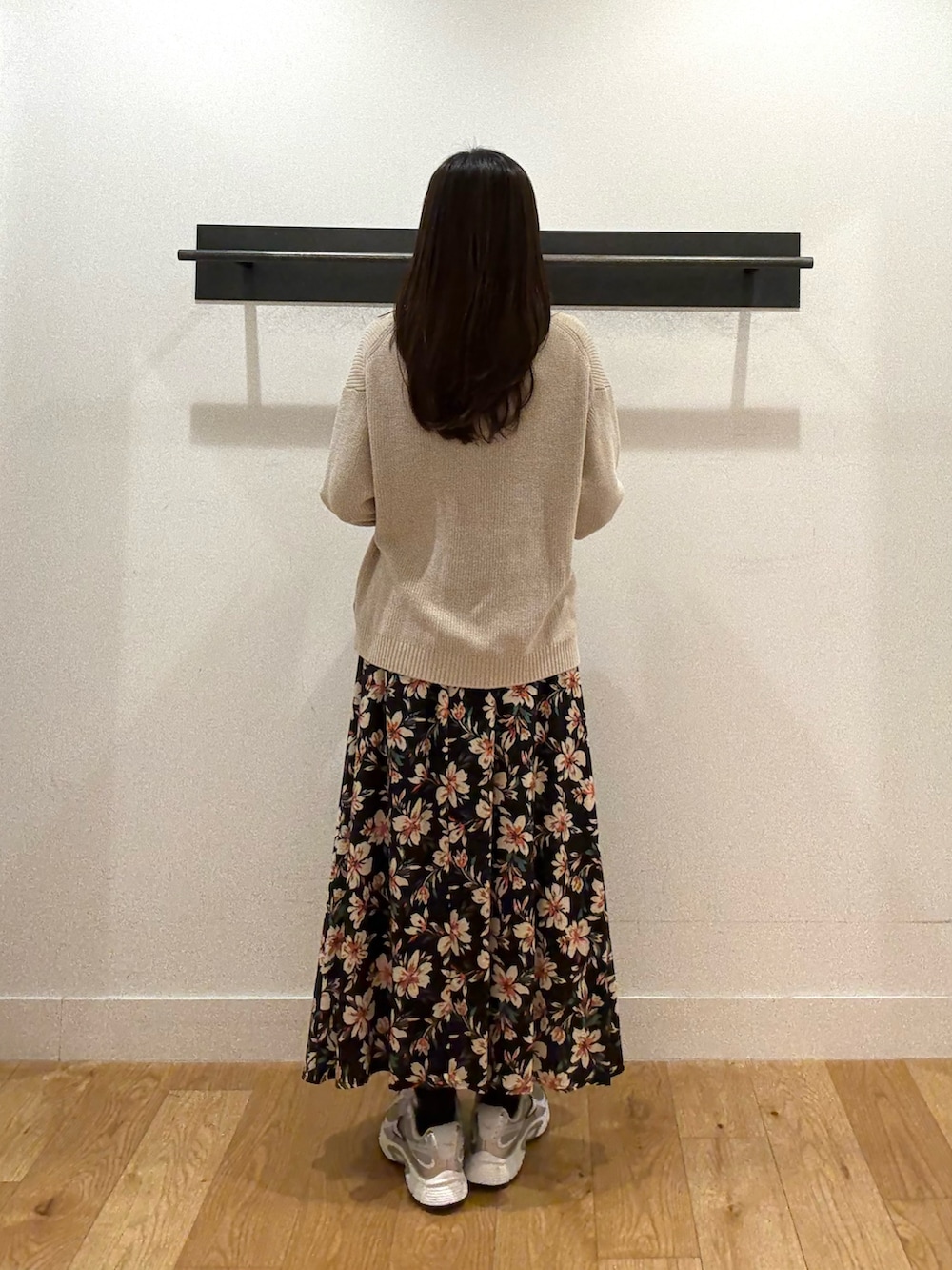 ベージュ系のニット/セーター、ベージュ系のニット/セーター、ブラック系のスカートを着用したレディースの冬コーディネートの3枚目の写真