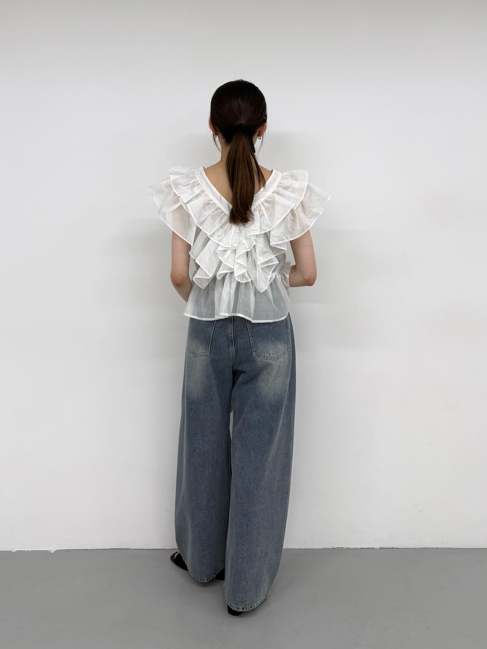 ホワイト系のシャツ/ブラウス、ホワイト系のシャツ/ブラウス、ブルー系のデニムパンツを着用したレディースの夏コーディネートの2枚目の写真