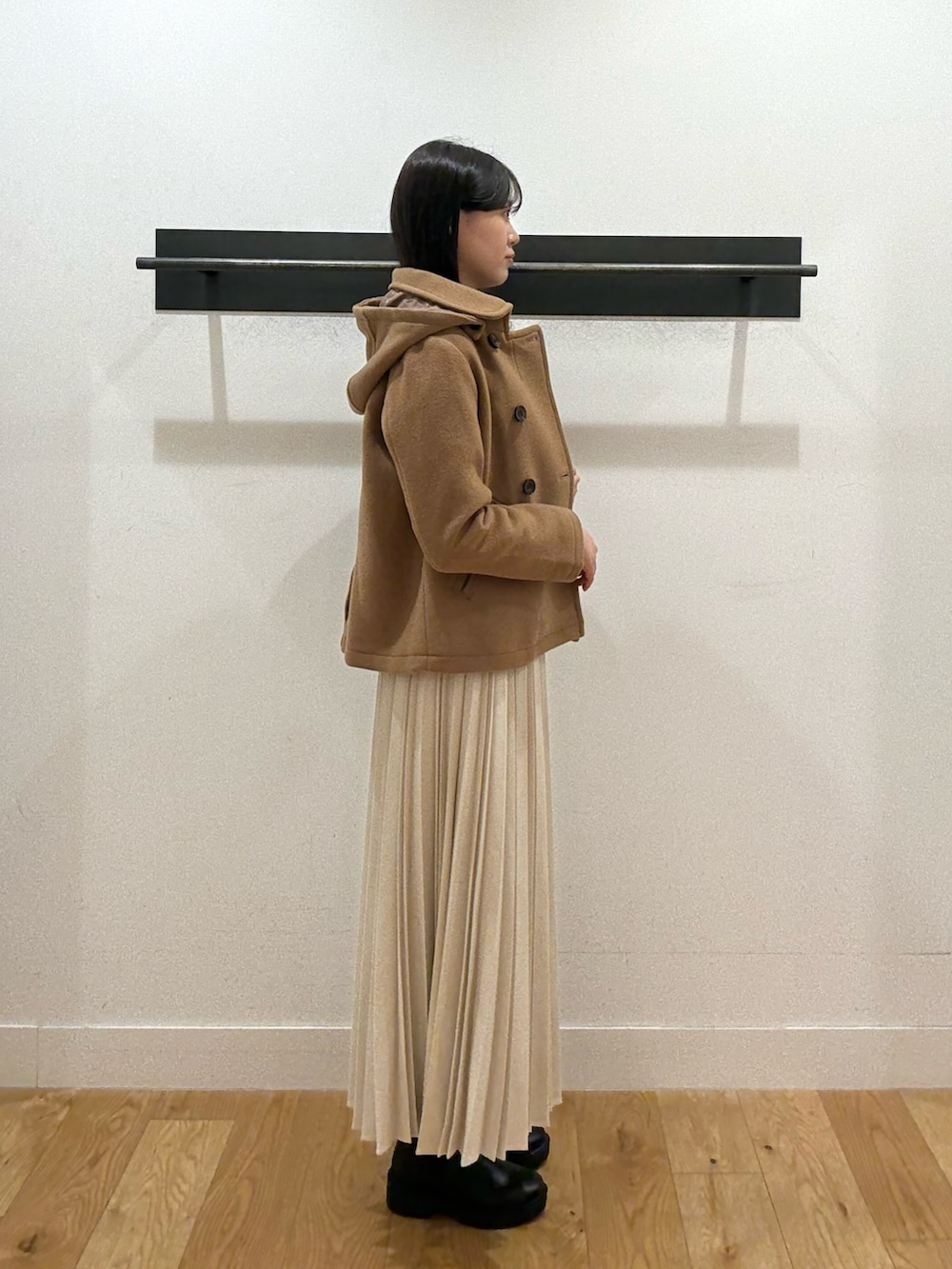 イエロー系のその他アウター、イエロー系のその他アウター、グレー系のニット/セーターを着用したレディースの冬コーディネートの3枚目の写真