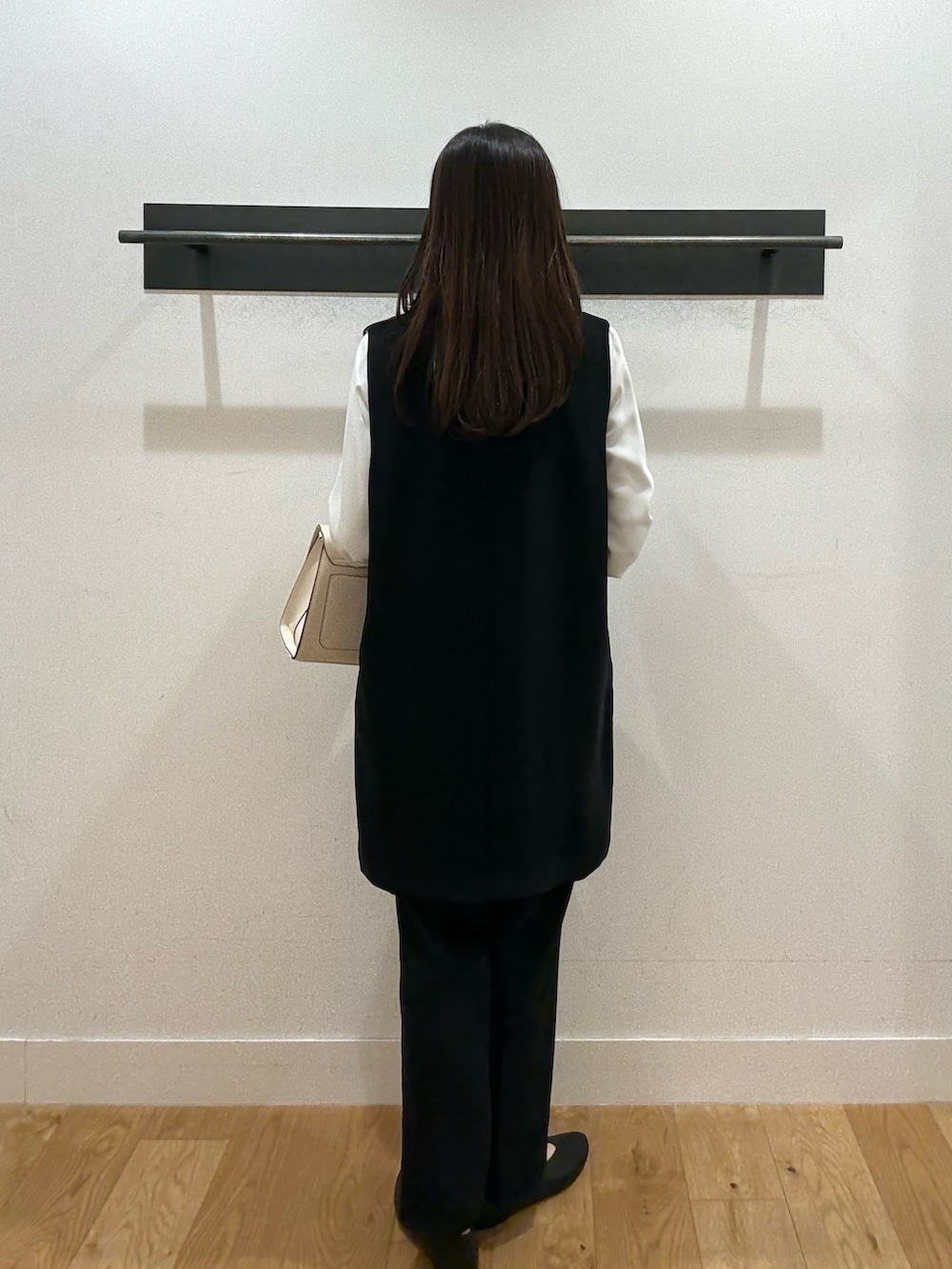 ホワイト系のシャツ/ブラウス、ホワイト系のシャツ/ブラウス、ブラック系のベストを着用したレディースの冬コーディネートの2枚目の写真