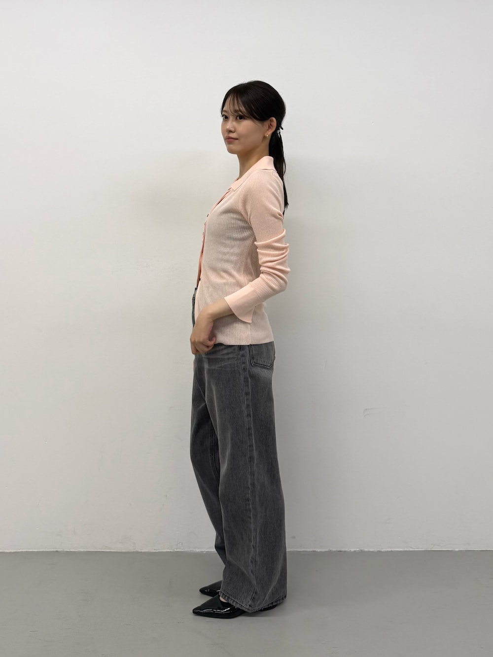 グレー系のデニムパンツ、グレー系のデニムパンツを着用したレディースの夏コーディネートの3枚目の写真