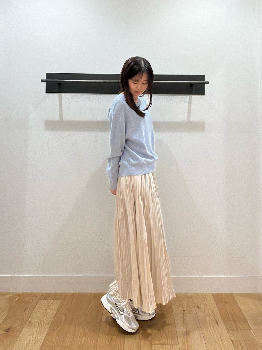 ブルー系のニット/セーター、ブルー系のニット/セーター、ホワイト系のスカートを着用したレディースの冬コーディネートの2枚目の写真