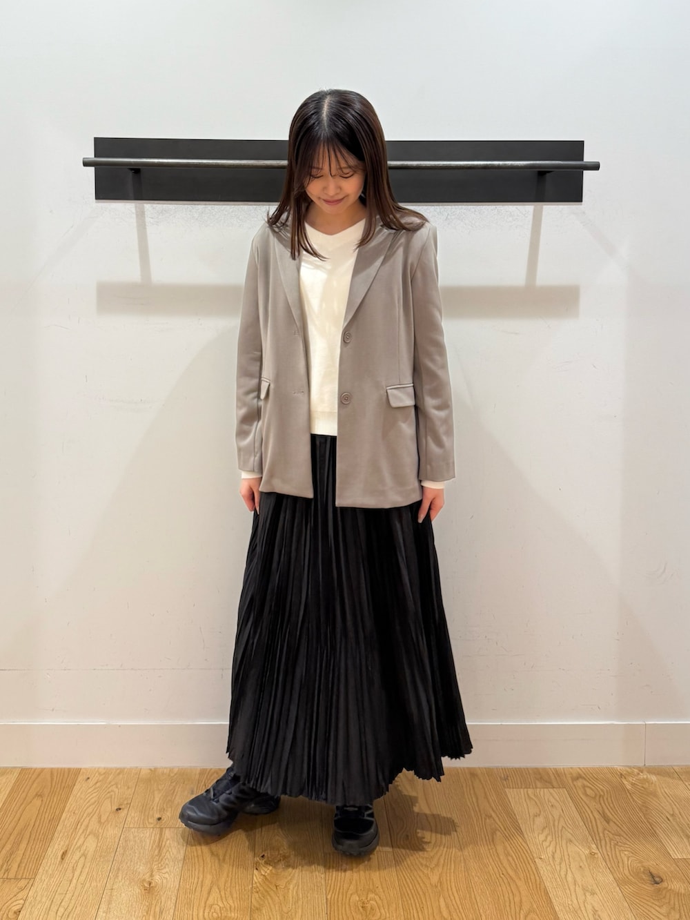 グレー系のその他アウター、グレー系のその他アウター、ホワイト系のニット/セーターを着用したレディースの冬コーディネートの3枚目の写真