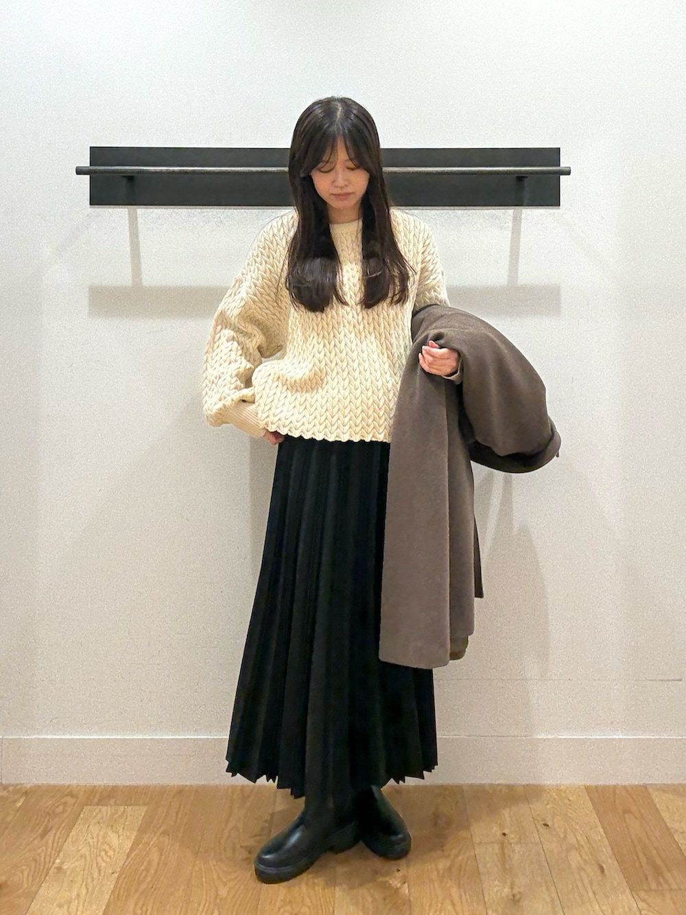 ブラウン系のその他アウター、ブラック系のスカート、ブラック系のスカートを着用したレディースの冬コーディネートの3枚目の写真