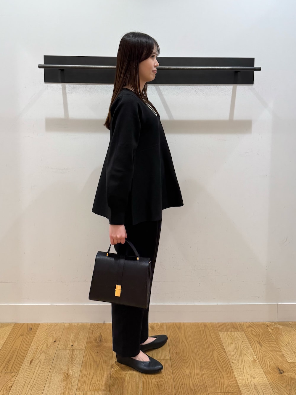 ブラック系のニット/セーター、ブラック系のニット/セーター、ブラック系のその他パンツを着用したレディースの冬コーディネートの2枚目の写真