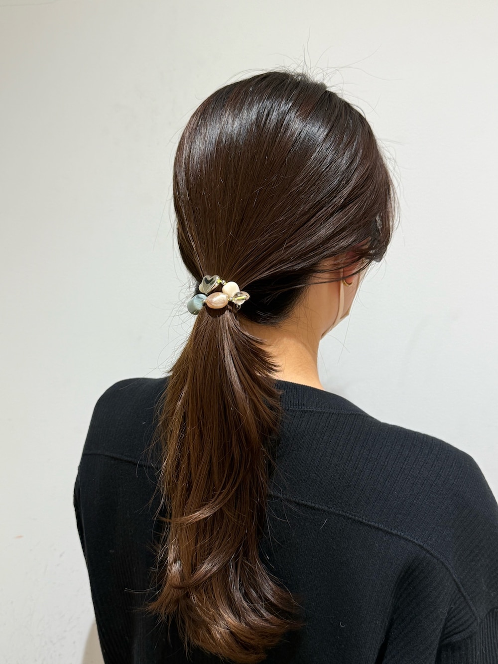 ベージュ系のヘアゴムを着用したレディースの冬コーディネートの3枚目の写真