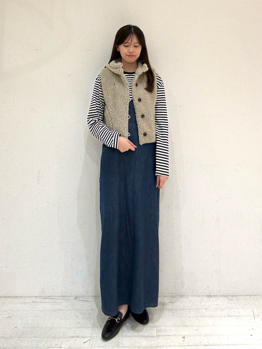 ホワイト系のTシャツ/カットソー、ホワイト系のTシャツ/カットソー、ブルー系のワンピースを着用したレディースの秋コーディネートの4枚目の写真