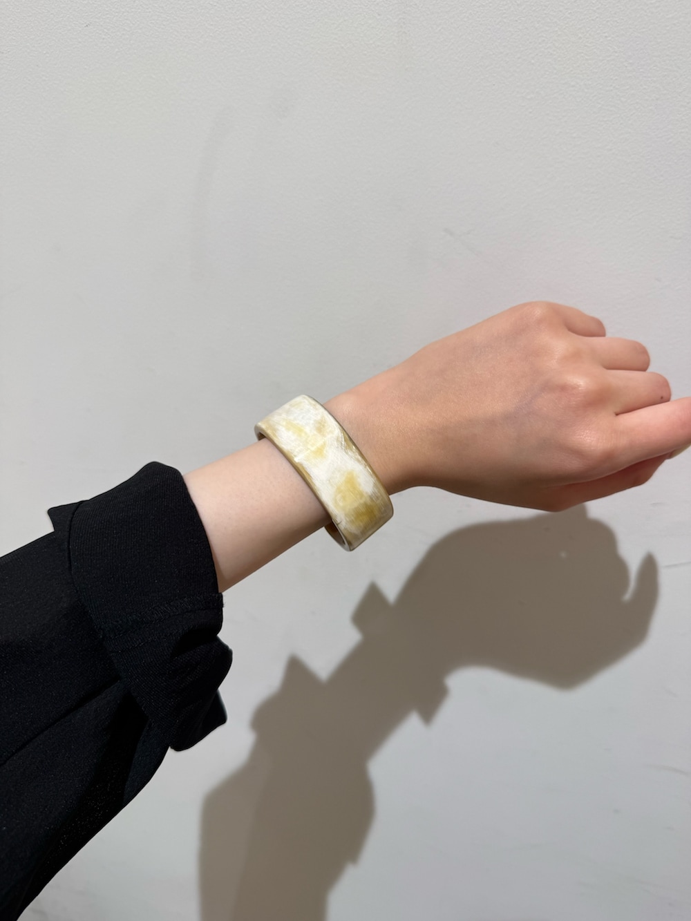 ベージュ系のブレスレット、ベージュ系のブレスレットを着用したレディースの春コーディネートの2枚目の写真