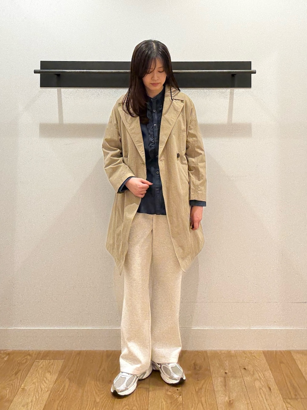 ブルー系のシャツ/ブラウス、ベージュ系のその他アウター、ベージュ系のその他アウターを着用したレディースの冬コーディネートの3枚目の写真