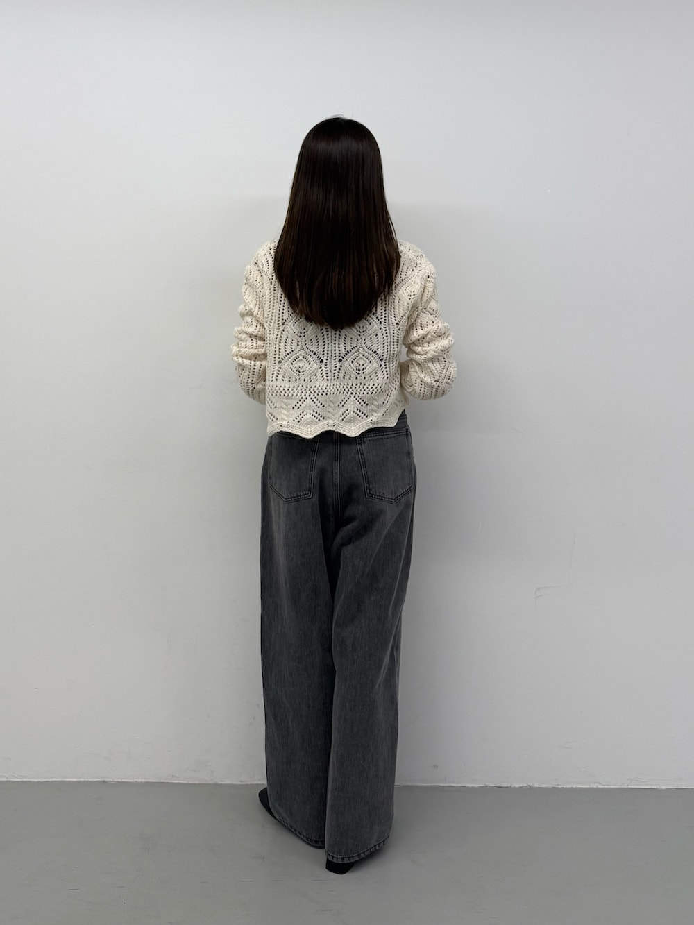 ホワイト系のカーディガン/ボレロ、グレー系のデニムパンツ、グレー系のデニムパンツを着用したレディースの秋コーディネートの3枚目の写真