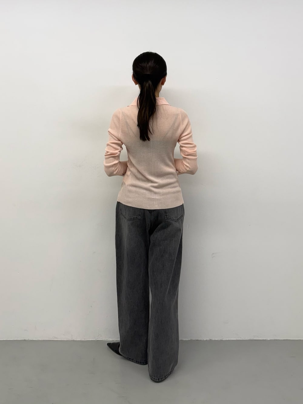 グレー系のデニムパンツ、グレー系のデニムパンツを着用したレディースの夏コーディネートの2枚目の写真