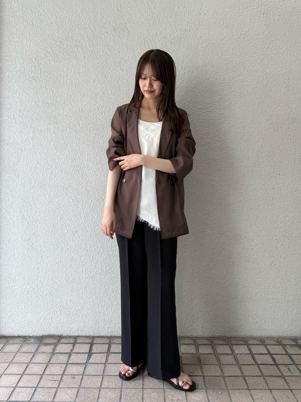 ブラック系のその他パンツ、ブラック系のその他パンツ、ホワイト系のキャミソールを着用したレディースの夏コーディネートの2枚目の写真