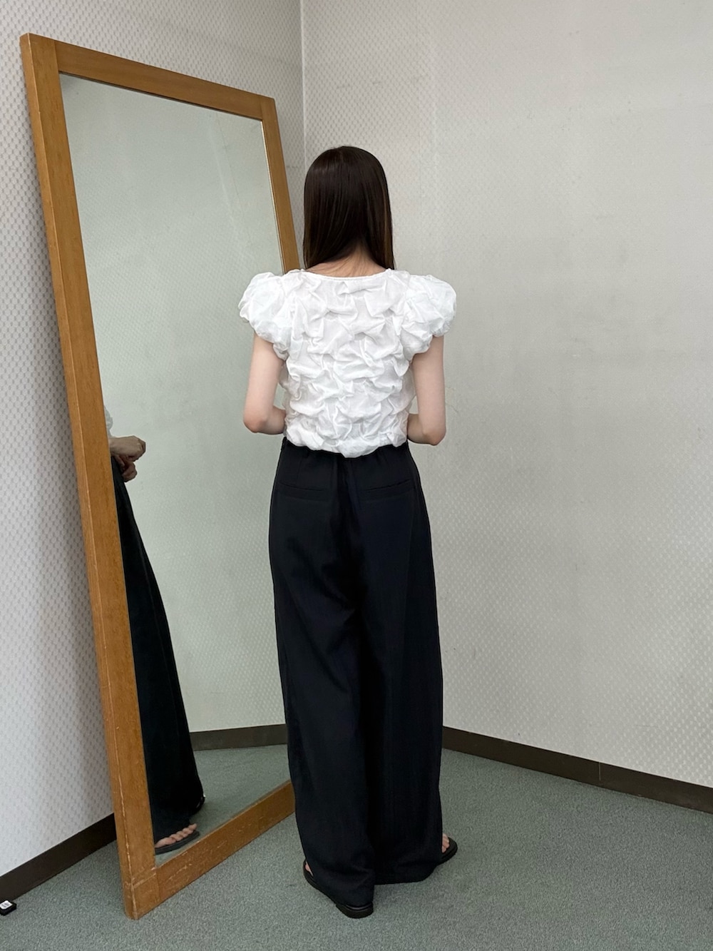 ホワイト系のシャツ/ブラウス、ホワイト系のシャツ/ブラウス、ブラック系のサンダルを着用したレディースの夏コーディネートの2枚目の写真