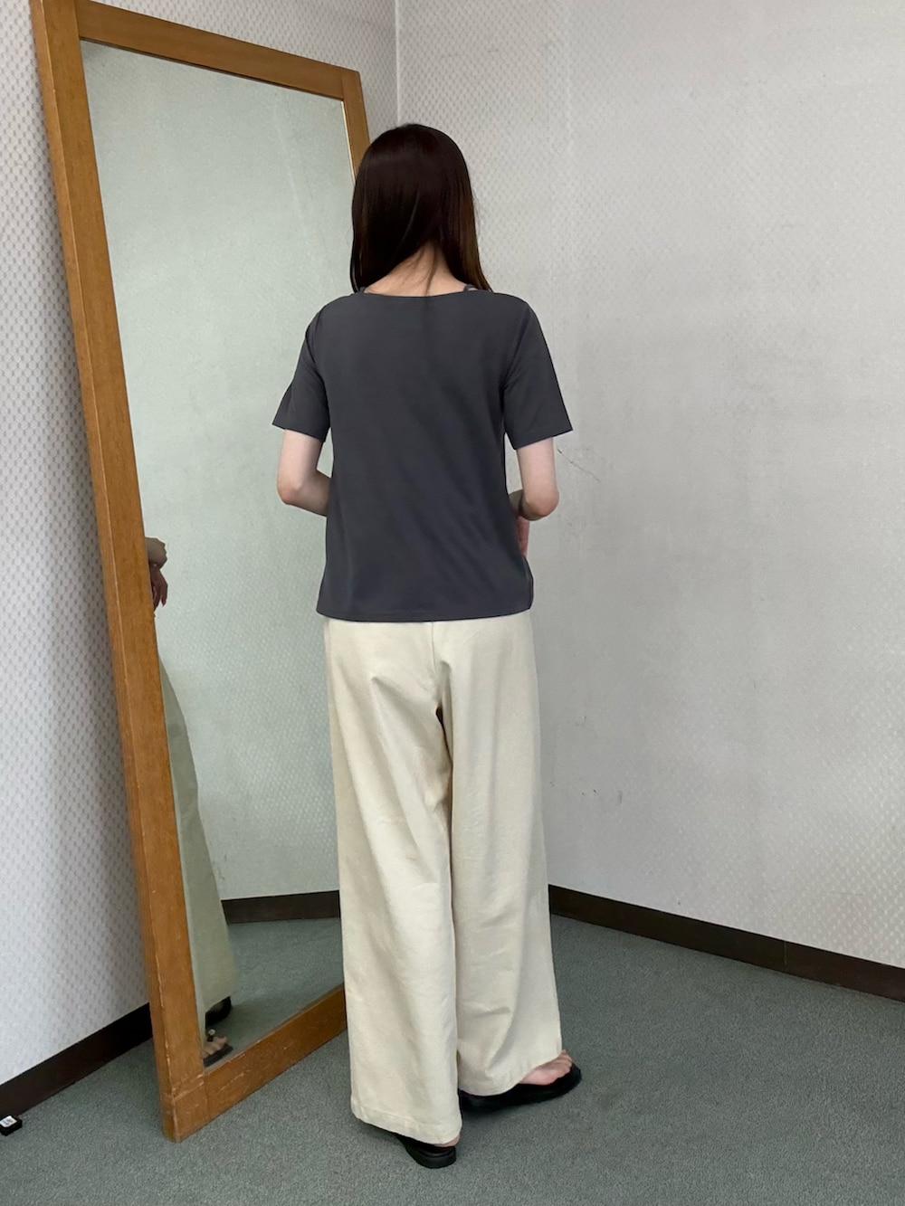 グレー系のTシャツ/カットソー、ベージュ系のその他パンツ、ベージュ系のその他パンツを着用したレディースの夏コーディネートの2枚目の写真