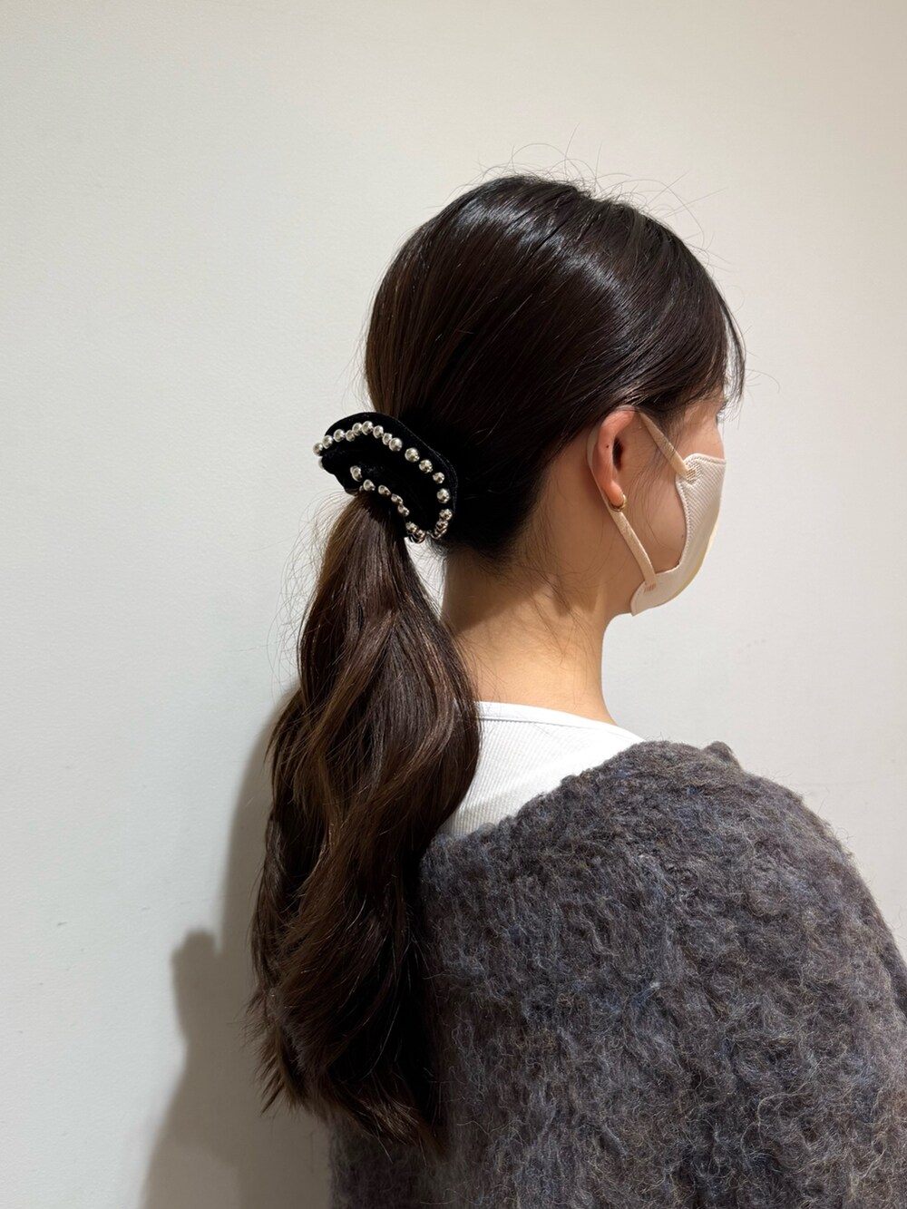 ブラック系のヘアゴムを着用したレディースの秋コーディネートの2枚目の写真