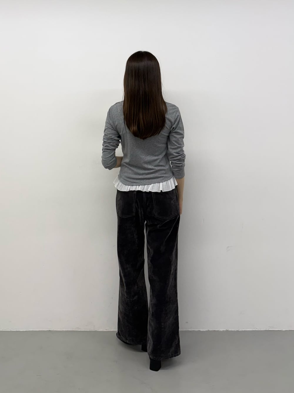 グレー系のTシャツ/カットソー、グレー系のその他パンツ、グレー系のその他パンツを着用したレディースの秋コーディネートの3枚目の写真