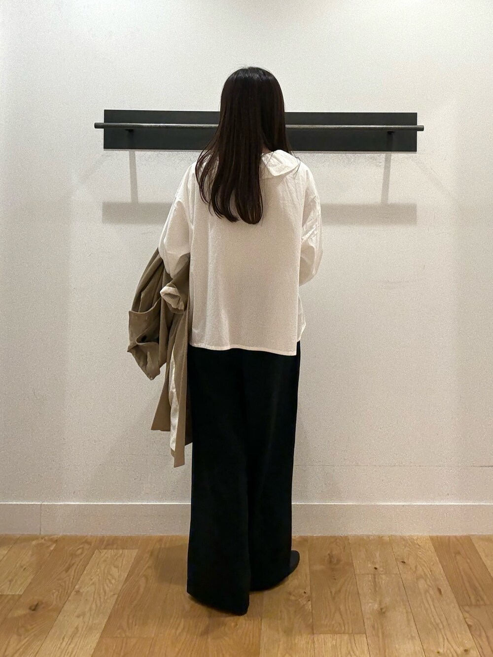 ベージュ系のその他アウター、ベージュ系のその他アウター、ホワイト系のシャツ/ブラウスを着用したレディースの冬コーディネートの9枚目の写真