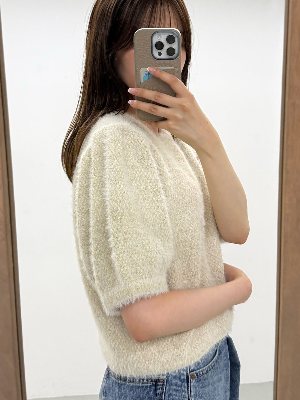 ホワイト系のニット/セーター、ホワイト系のニット/セーターを着用したレディースの夏コーディネートの2枚目の写真