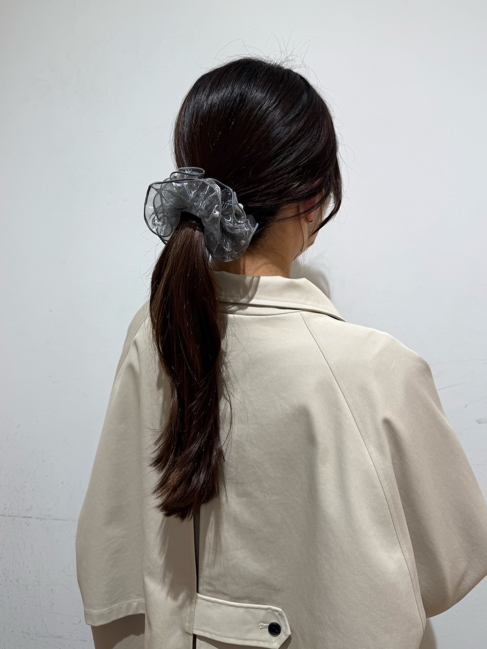 グレー系のヘアゴムを着用したレディースの冬コーディネートの2枚目の写真