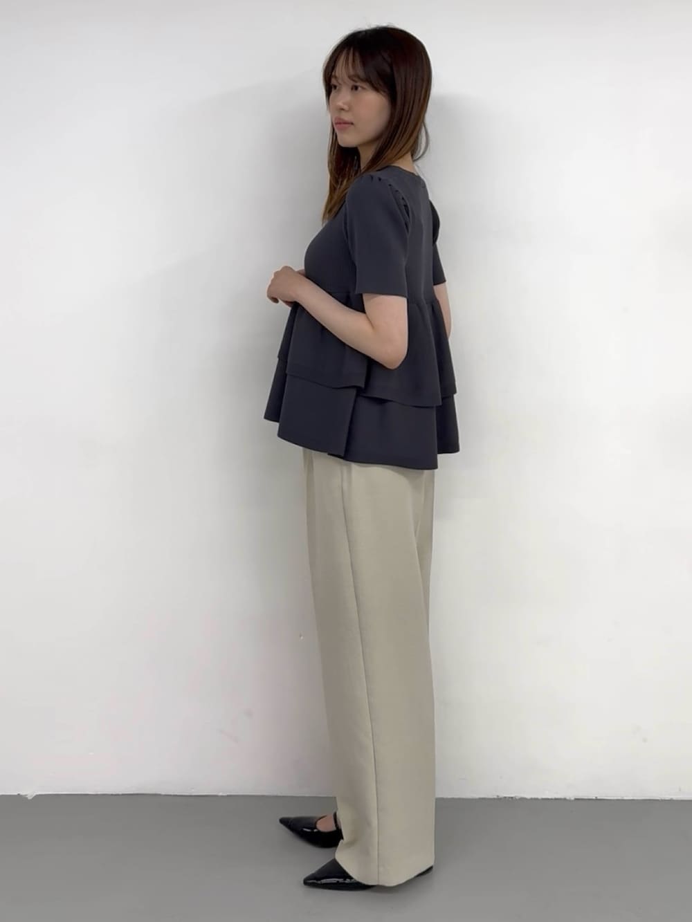 ベージュ系のその他パンツ、ベージュ系のその他パンツ、グレー系のカーディガン/ボレロを着用したレディースの夏コーディネートの2枚目の写真