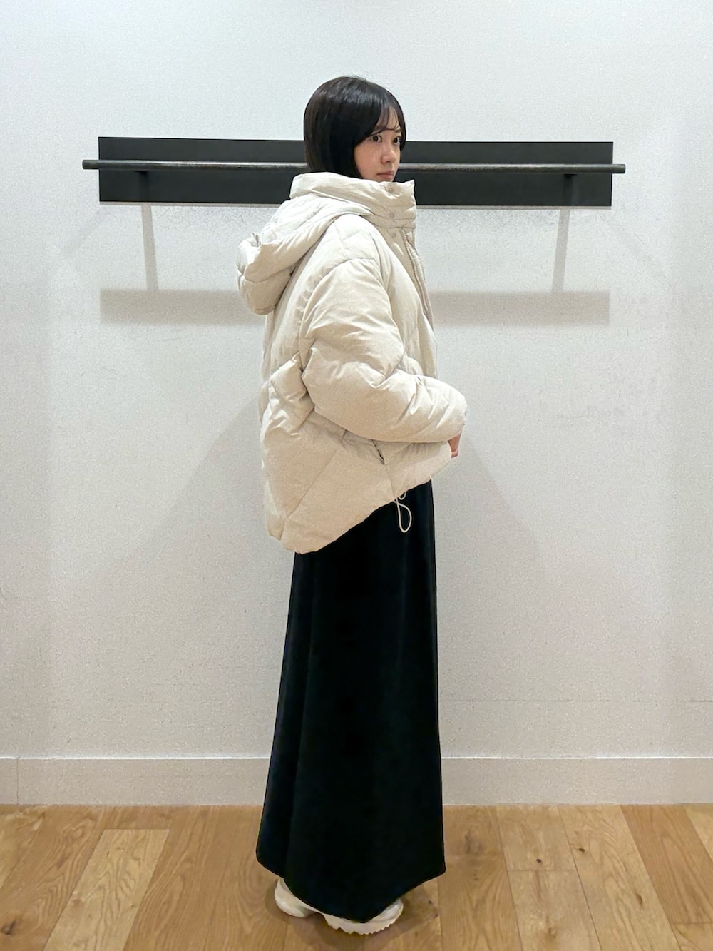 ホワイト系のダウンジャケット/コート、ホワイト系のダウンジャケット/コート、ブラウン系のニット/セーターを着用したレディースの冬コーディネートの2枚目の写真