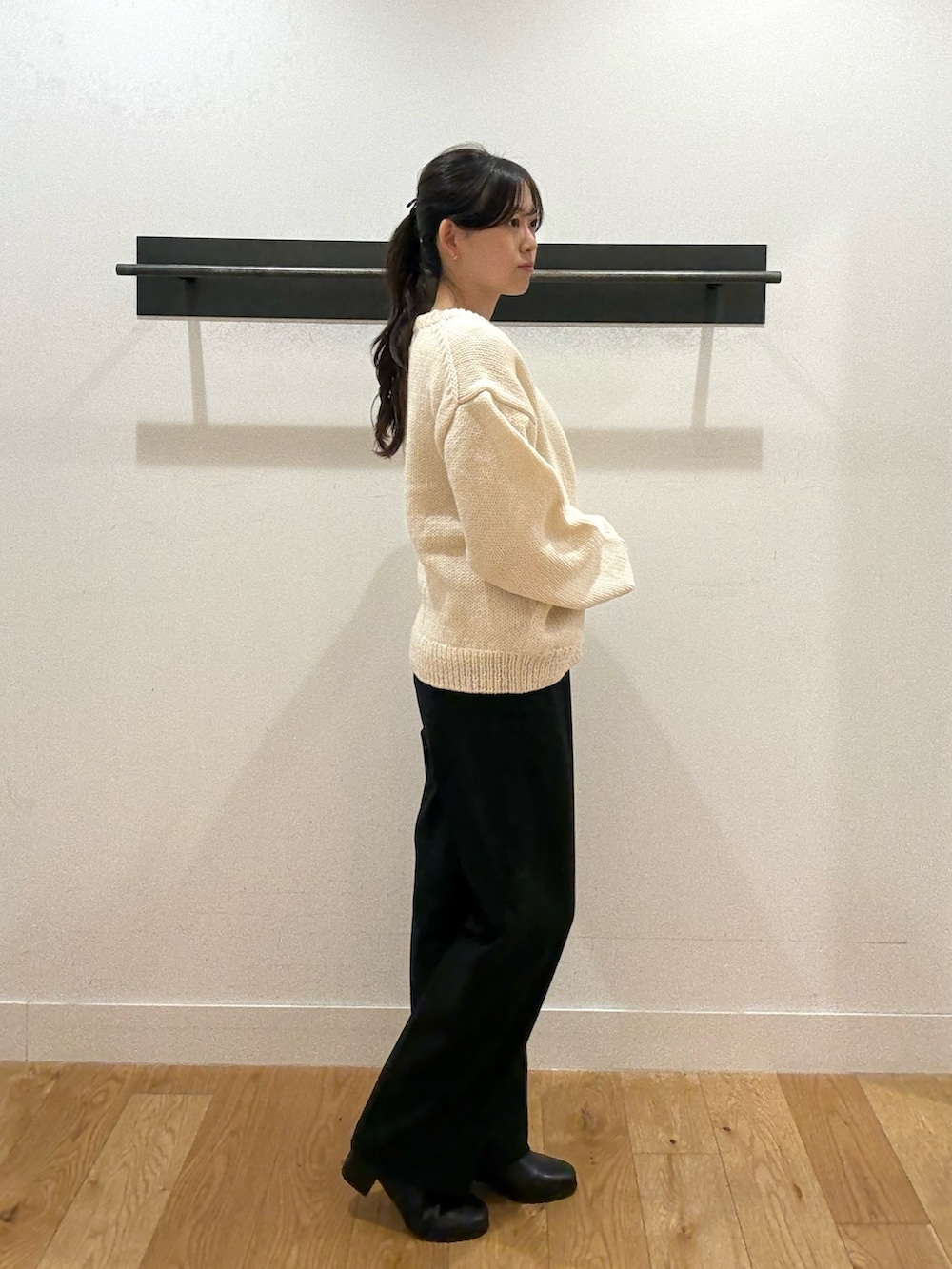 ブラック系のその他パンツ、ブラック系のその他パンツ、ブラック系のブーツを着用したレディースの冬コーディネートの2枚目の写真