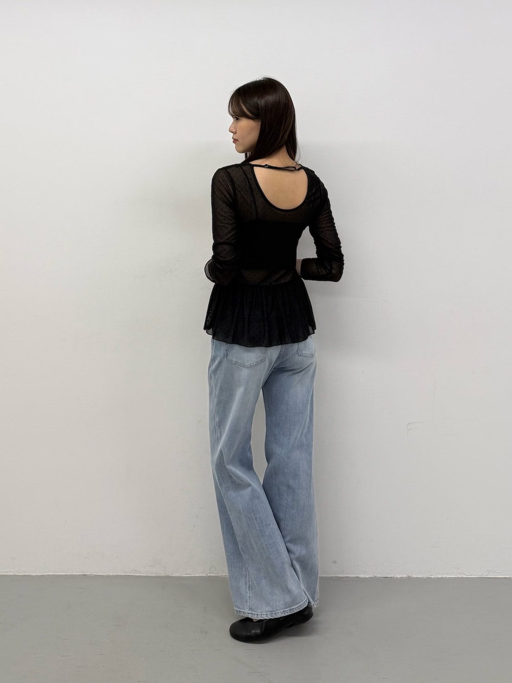 ブラック系のその他トップス、ブルー系のデニムパンツ、ブルー系のデニムパンツを着用したレディースの秋コーディネートの2枚目の写真