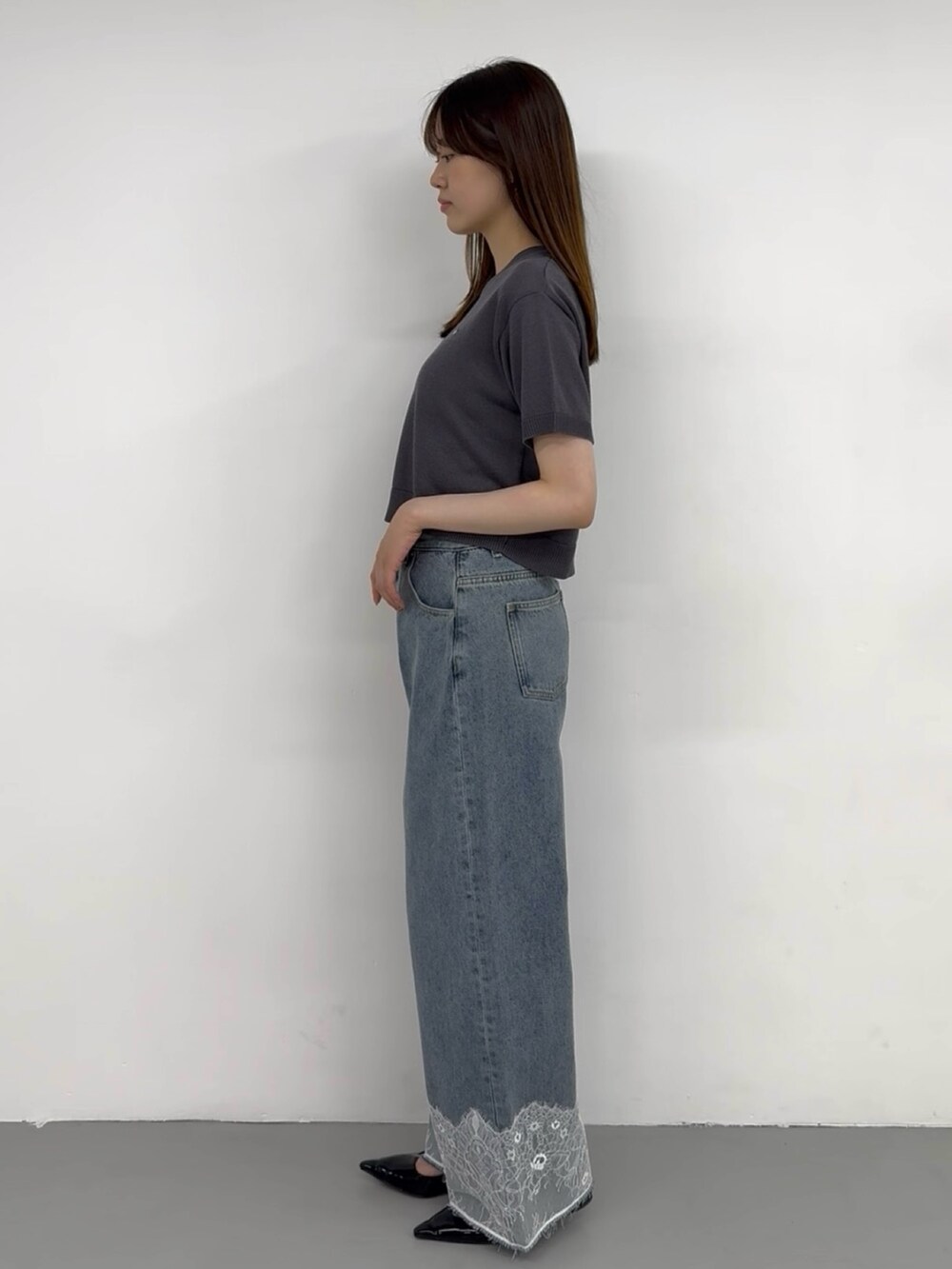 ブルー系のデニムパンツ、グレー系のニット/セーターを着用したレディースの夏コーディネートの2枚目の写真