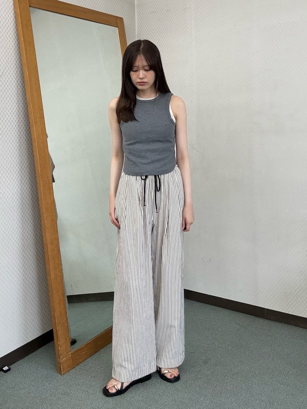 グレー系のタンクトップ、グレー系のタンクトップ、ベージュ系のタンクトップを着用したレディースの夏コーディネートの2枚目の写真
