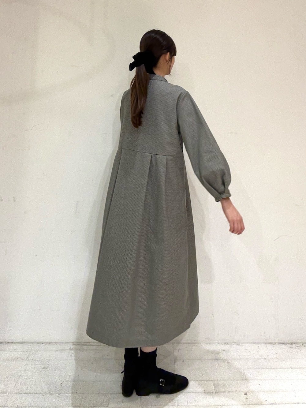 グレー系のワンピース、ブラック系のパンプス、ブラック系のパンプスを着用したレディースの秋コーディネートの4枚目の写真