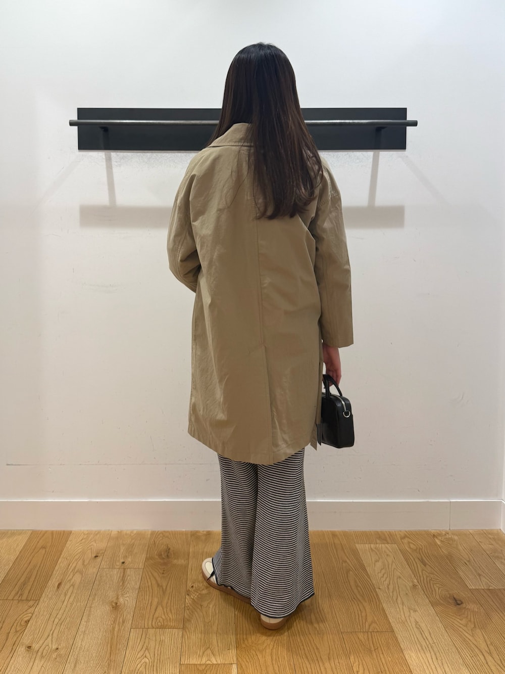 ベージュ系のスウェット、ベージュ系のスウェット、ベージュ系のその他アウターを着用したレディースの春コーディネートの3枚目の写真