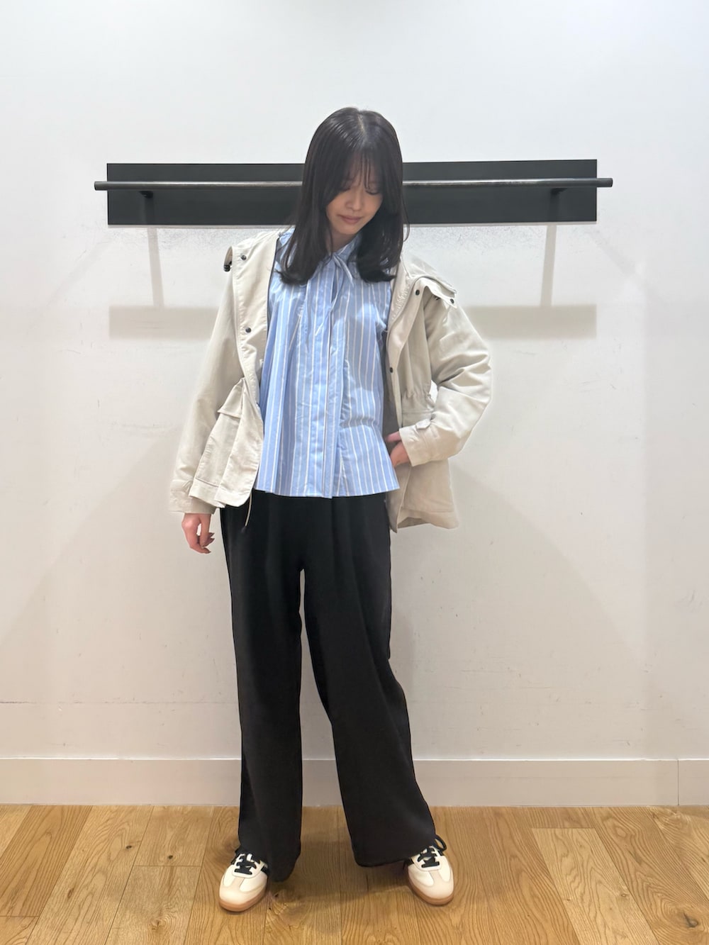 ベージュ系のマウンテンパーカー、ベージュ系のマウンテンパーカー、ブルー系のシャツ/ブラウスを着用したレディースの春コーディネートの4枚目の写真