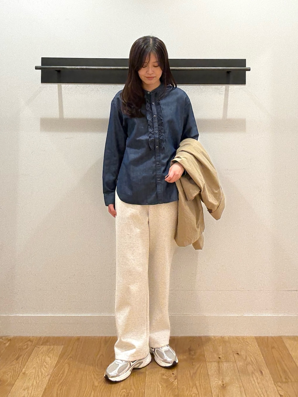 ブルー系のシャツ/ブラウス、ベージュ系のその他アウター、ベージュ系のその他アウターを着用したレディースの冬コーディネートの4枚目の写真