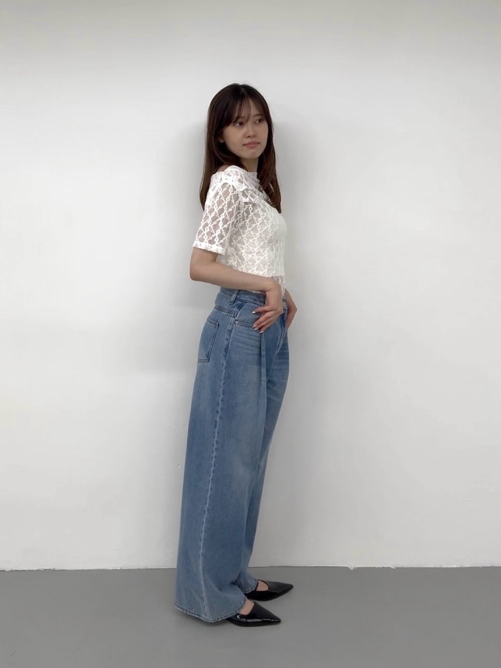 ホワイト系のTシャツ/カットソー、ブルー系のデニムパンツを着用したレディースの春コーディネートの3枚目の写真