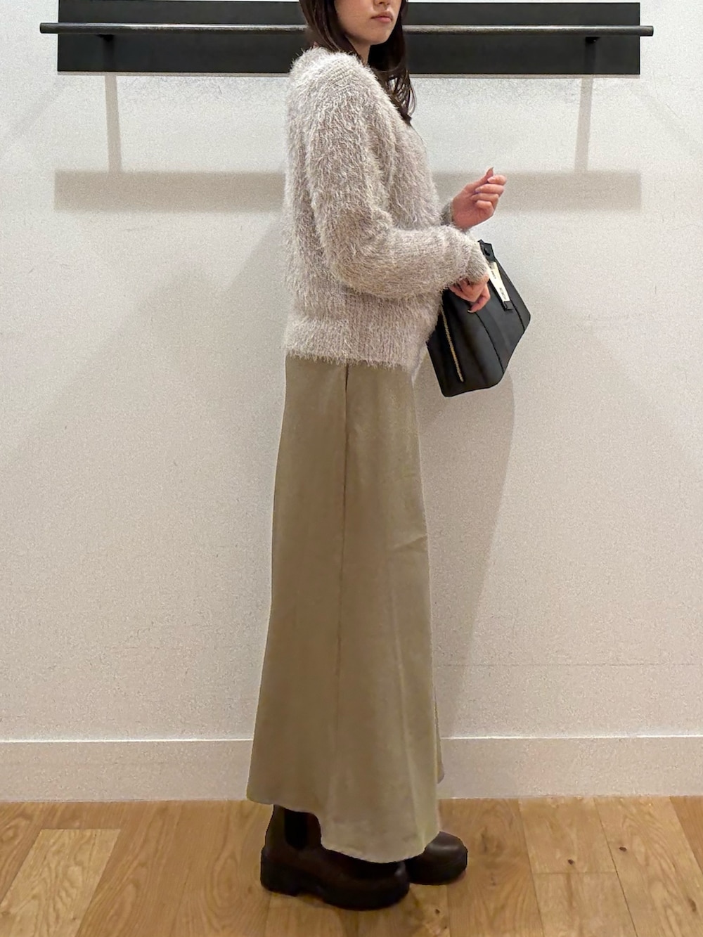 グレー系のニット/セーター、グレー系のニット/セーター、ベージュ系のスカートを着用したレディースの冬コーディネートの2枚目の写真