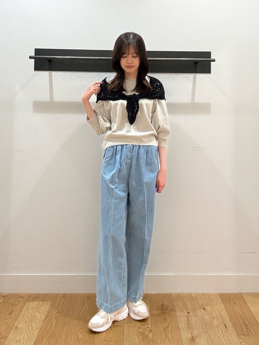 ベージュ系のTシャツ/カットソー、ベージュ系のTシャツ/カットソー、ブルー系のデニムパンツを着用したレディースの春コーディネートの3枚目の写真